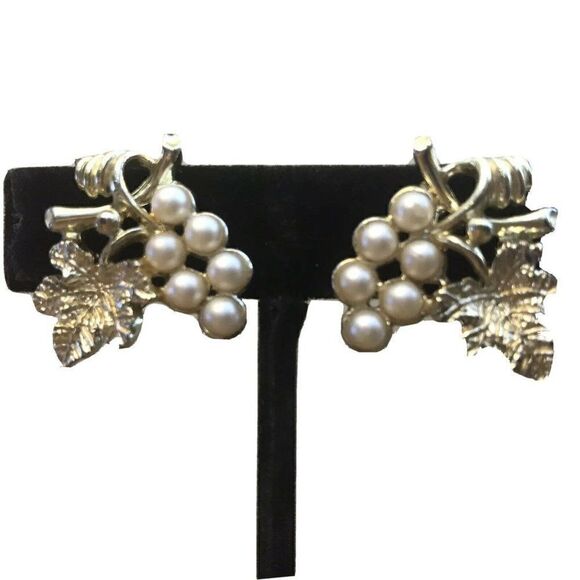 Cluster Pearl Leaf Gold Tone Clip On Earrings Vintage Wedding Beautiful Classic - Picture 1 of 3